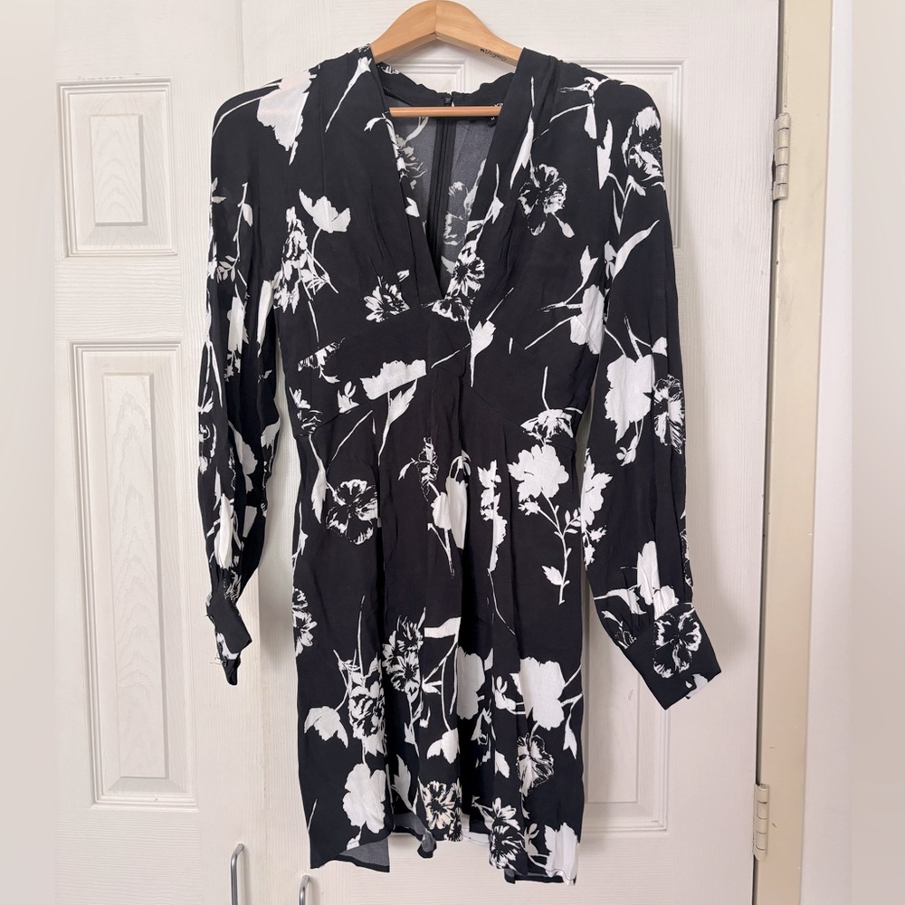 Yumi Kim long sleeved mini dress w/ deep v-neckline.  Size medium, like new!